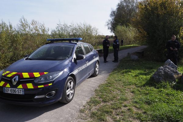 Les gendarmes ont ratissé largement autour de l'endroit où a été découvert le corps jeudi.