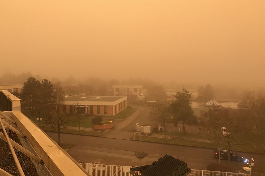 the sky of Dijon in an orange glow