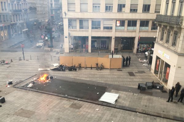 Les abords de la place Bellecour s'étaient transformés en scène de guerilla, juste après le match