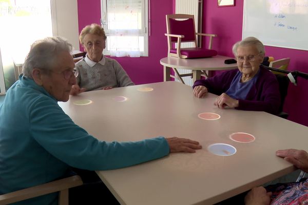 Dans cet EHPAD de Carentoir (Morbihan), deux tables intéractives ont été mises à disposition des séniors atteints de troubles cognitifs.