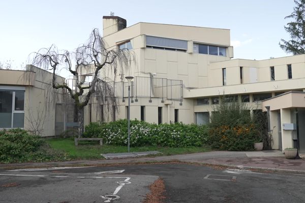 À Écully, une ancienne école d'ingénieurs doit accueillir un centre d'accueil pour jeunes migrants en attente dont la minorité est en cours de vérification. Le maire de la ville ne décolère pas.