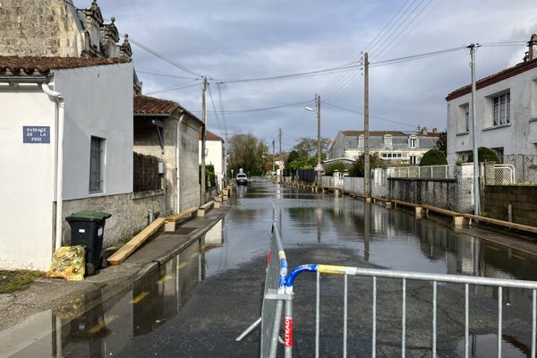 A Saintes, plusieurs rues sont envahies par les eaux ce jeudi 9 novembre 2023.