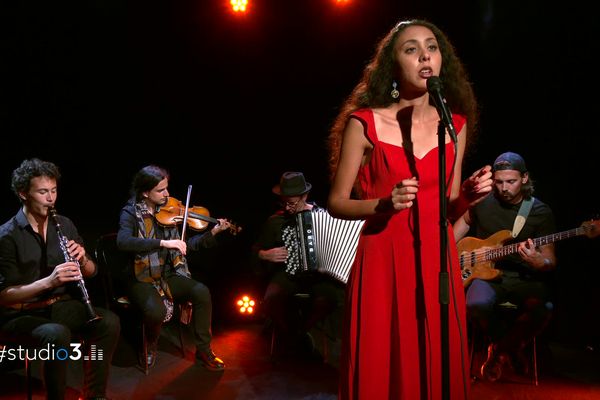 Radja Bechichi, chanteuse d'origine algérienne installée à Besançon, entourée de ses musiciens sur le plateau de #studio3.