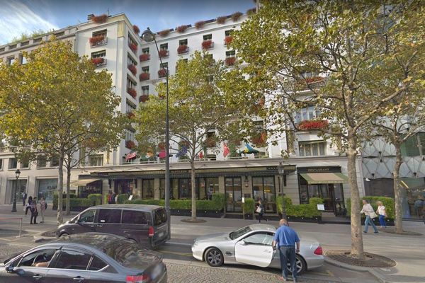 Les faits se sont déroulés devant l'hôtel Napoléon (Paris 8e), où loge la victime.