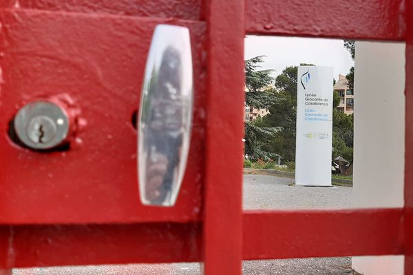 Comme les autres établissements secondaires de Corse, le lycée Giocante de Casabianca à Bastia est fermé en raison de l'épidémie de coronavirus.