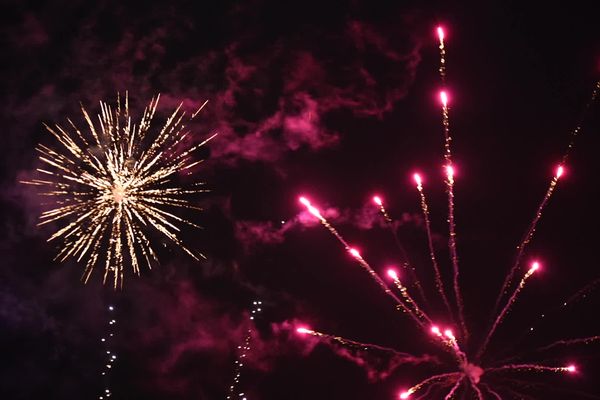 Explosion de couleurs lors du feu d'artifice de Caen.