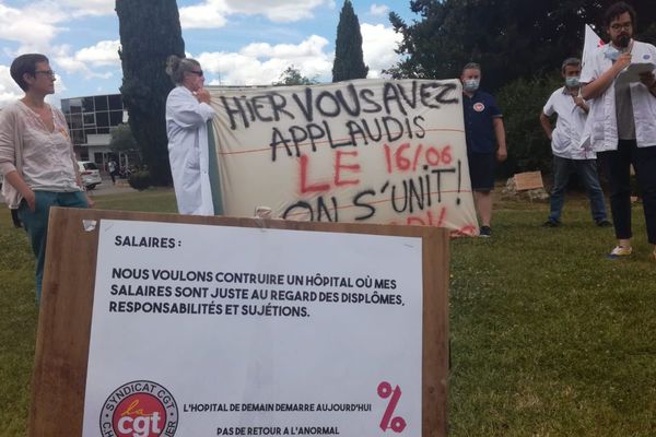 Devant le CHU de Montpellier, une centaine de personnes s'est mobilisée pour appeler à la manifestation nationale du 16 juin 2020