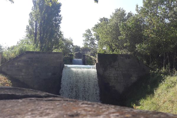 Les chutes du canal des Alpines à Saint Rémy-de-Provence