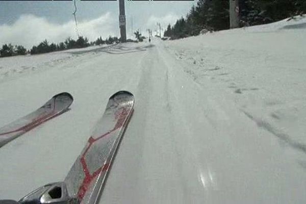 La station du Mont Lozère, située à 7 kms du Bleymard, culmine à 1700 mètres. Elle est ouverte jusqu'au 20 mars, si la neige tient !
