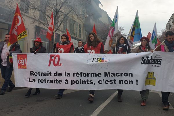 A Montluçon (Allier), près de 800 manifestants se sont rassemblés pour témoigner leur soutien au secrétaire départemental de l'UD CGT, convoqué devant la justice.