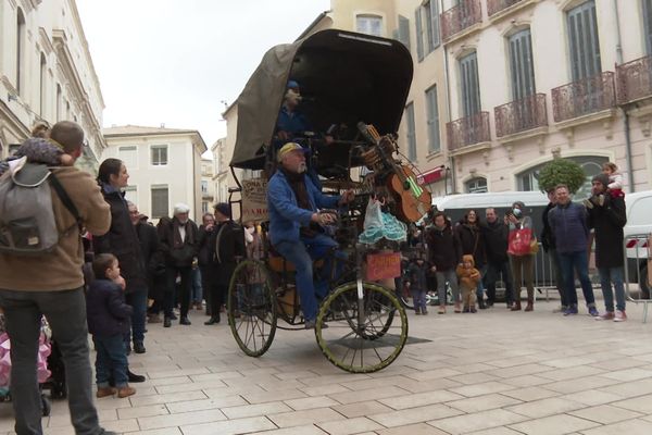 Pour sa 35eme édition le Festival flamenco de Nîmes a vu les choses en grand : près de 70 artistes et une vingtaine de spectacles avec les grands noms de cet art andalou. Au-delà de la scène, ce festival devenu incontournable a maintenant un off (comme le festival de Cannes ou d'Avignon), avec de très nombreux évènements hors des théâtres. Pendant une dizaine de jours, c'est toute une ville s’anime et qui vibre au rythme du flamenco