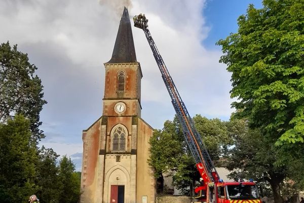 Incendie du clocher de l'église d'Aubigné dans les Deux-Sèvres, le 11 juin 2022.