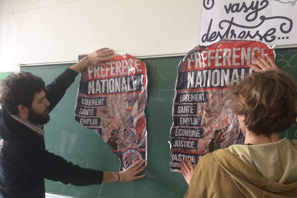 Les affiches collées sur le campus ont été récupérées