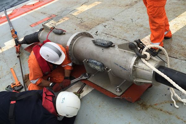 Raccordement des connecteurs reliant l'hydrolienne Sabella à lîle d'Ouessant