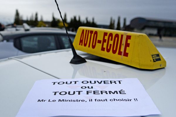 Les auto-écoles dénoncent des incohérences suite aux annonces gouvernementales. 