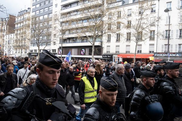 De forces de l'ordre encadrant une manifestation contre la réforme des retraites