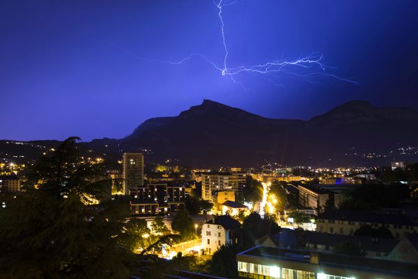 Un orage au-dessus de Chambéry (Savoie) le 30 juin 2019.