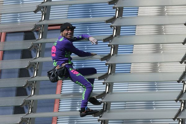 Le Spiderman français Alain Robert en train d'escalader la tour Agbar de Barcelone  le 4 mars 2020