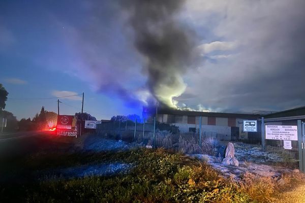 Un incendie est en cours dans une entreprise de BTP à Bezouce au nord-est de Nîmes dans le Gard. Le sinistre a détruit l'entrepôt. D'importants moyens sont sur place.