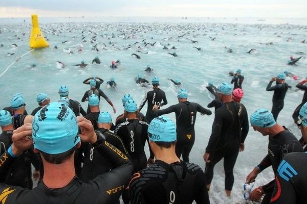 Départ d'une épreuve de natation dans la baie des anges