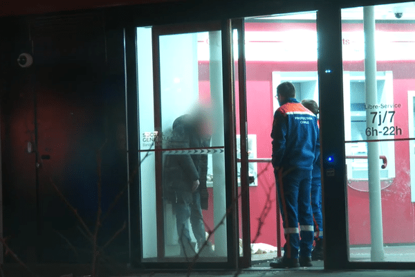 Les bénévoles de la Protection civile assistent une personne sans-abri, alcoolisée et blessée, dans le 13e arrondissement de Paris.