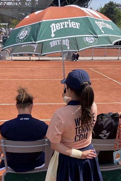 Tenir le parasol lors des pauses fait aussi partie du rôle des ramasseurs de balles.