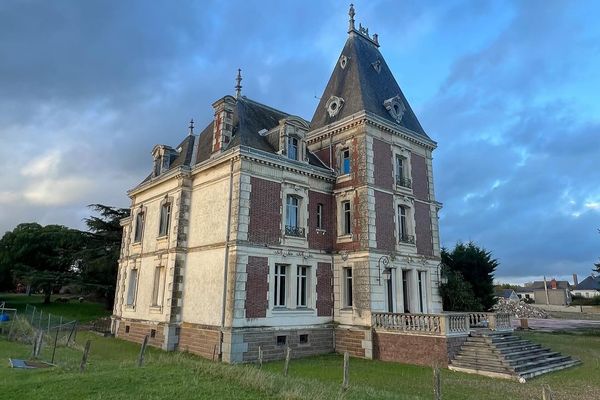 Ce jeune couple a acheté un château qu'il compte désormais rénover. Un projet dans lequel il n'avait pas pensé se lancer si tôt.