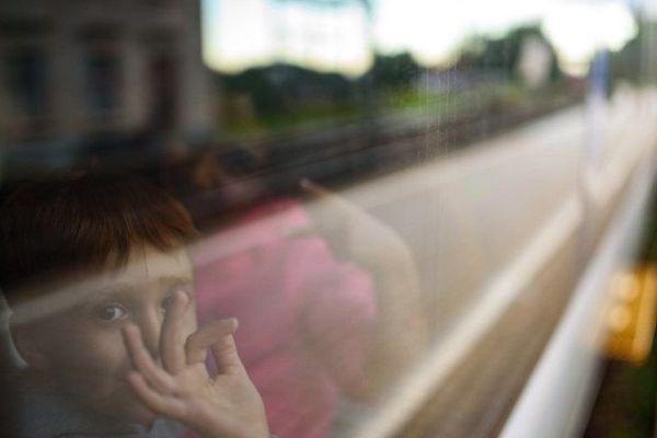 Un enfant d'une famille de réfugiés dans un train autrichien, le 20 septembre 2015. Quelque 150 migrants sont entrés en Autriche par la frontière Slovène, dimanche. Les réfugiés ne prennent pas la direction de la France.