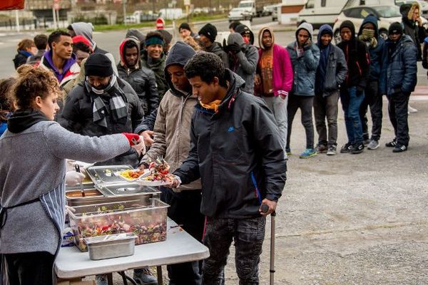 Lors d'une distribution de repas, à Calais. 