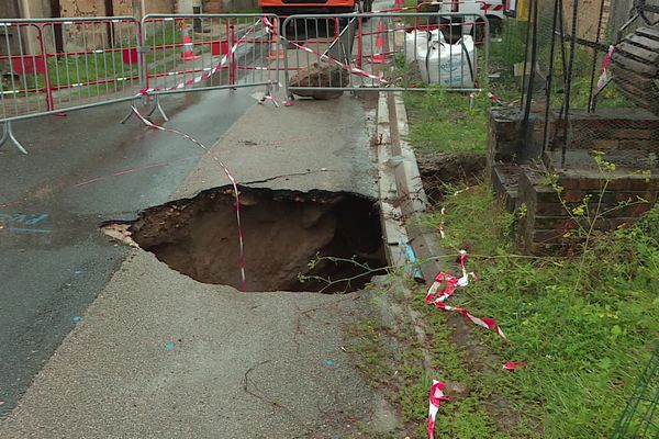 Le trou empêche la route du hameau des Joigneaux d'être utilisée.