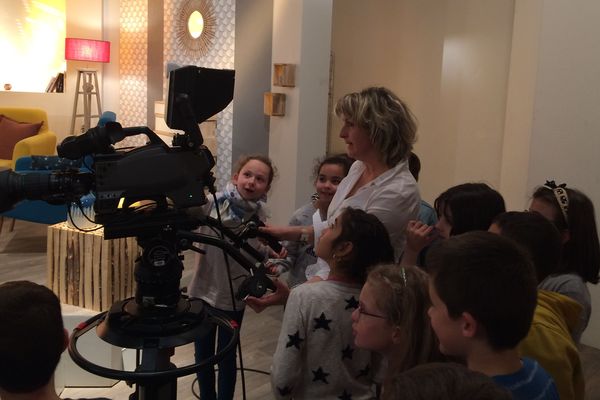 A l'occasion de la semaine de la presse à l'école, France 3 Limousin a fait visiter ses studios à de jeunes élèves de CE2 de l'école Jean Giraudoux du Palais-sur-Vienne (87)