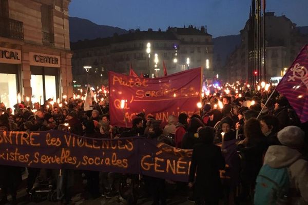 Plusieurs centaines de personnes défilaient à nouveau dans les rues de Grenoble, un flambeau à la main, ce jeudi 23 janvier