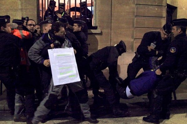 Les syndicalistes CFDT de Florange évacués par la force après s'être enchaînés aux grilles de Matignon mercredi 23 janvier 2013