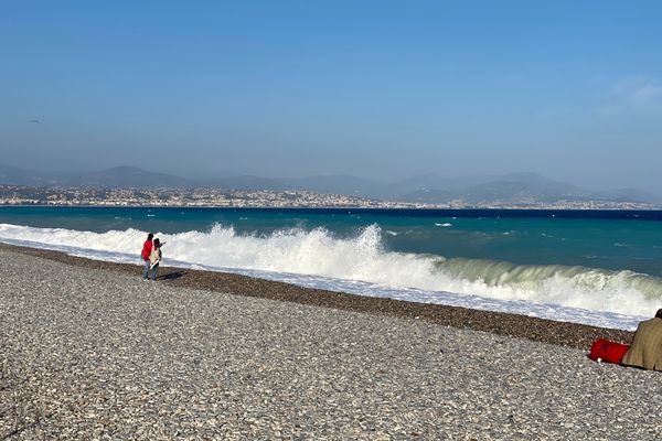 A 16 heures, la mer est encore agitée et provoque des rouleaux pouvant atteindre 1,5 mètre aux abords des plages, comme ici à proximité de la Siesta à Antibes.