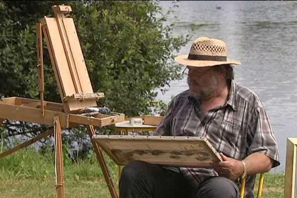 Un peintre au bord de l'eau avec un canotier: c'est le pique nique impressionniste de Villers sur Mer, bien sûr !