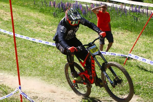 Amaury Pierron, en tête de la coupe du monde de VTT de descente