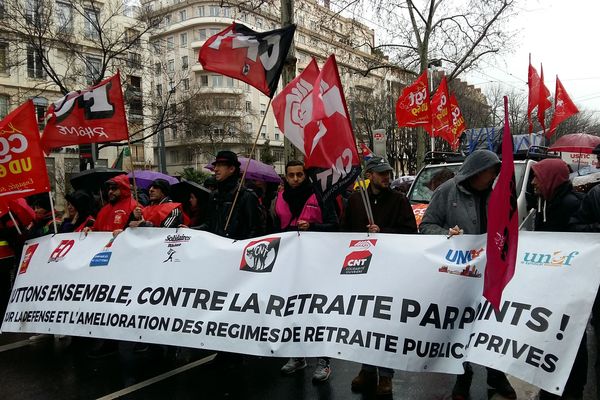 Le froid, la pluie et le vent n'ont pas "refroidit" les manifestants ce jeudi 5 mars à l'occasion d'une nouvelle manifestation contre la réforme des retraites. Ils étaient des centaines à battre le pavé lyonnais, de la place jean Macé à la place Bellecour.