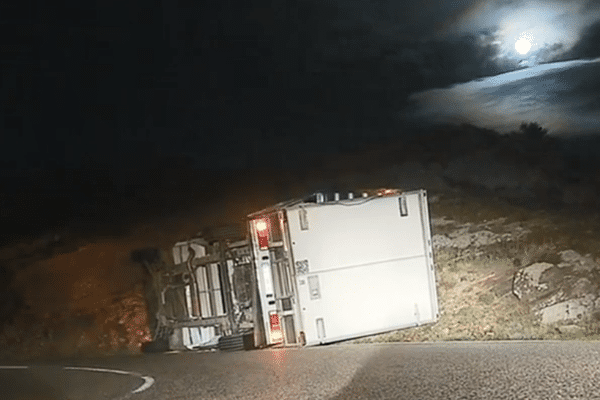 Un camion renversé par les bourrasques, à Teghime cette nuit