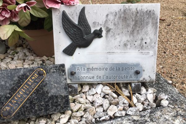 La petite inconnue repose dans le cimetière de Suèvres (Loir-et-Cher)