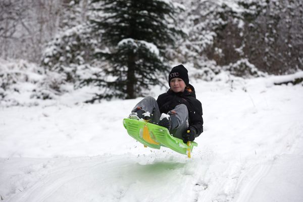 La luge reste une activité appréciée dans les stations de ski des Pyrénées, aussi bien par les enfants que par les adultes. Photo d'illustration.