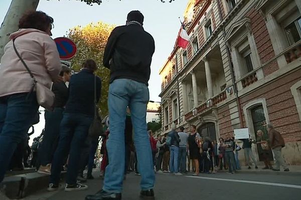 De nombreux soutiens se sont rassemblés devant la préfecture de Perpignan pour soutenir la famille Mitaj - 24 octobre 2018