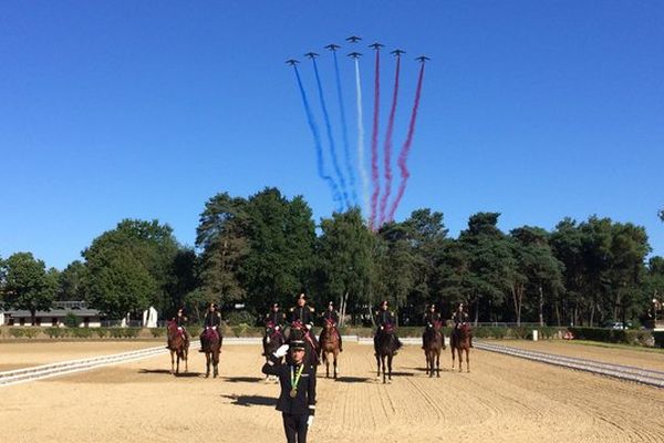 La patrouille de France est venue à Saumur saluer Thibaut Vallette, écuyer du Cadre Noir et médaille d’Or par équipe au Concours Complet d’Equitation