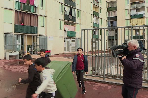 Silence on tourne : caméra à l'épaule pour les pompiers du Gard qui filment les enfants du quartier Pissevin associés au projet.