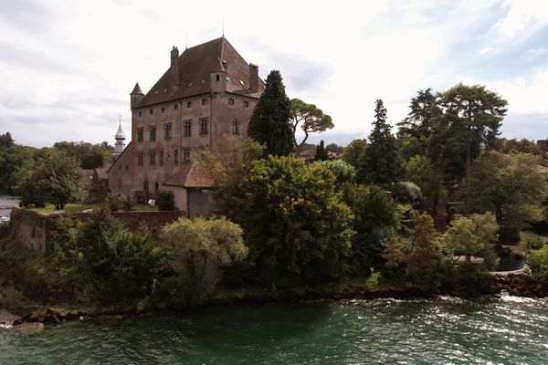 Près d’un million de visiteurs viennent chaque année flâner dans la cité d'Yvoire, surnommée la perle du Léman.