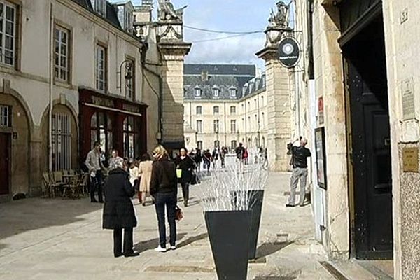 Le groupe Bernard Loiseau ouvre un restaurant à Dijon : Loiseau des ducs, qui est situé dans une rue piétonne, accueillera ses premiers clients mardi 16 juillet 2013.