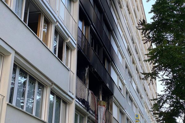 Un violent incendie s'est déclaré dans un appartement d'un immeuble de dix étages, avenue Joliot-Curie à Malakoff.