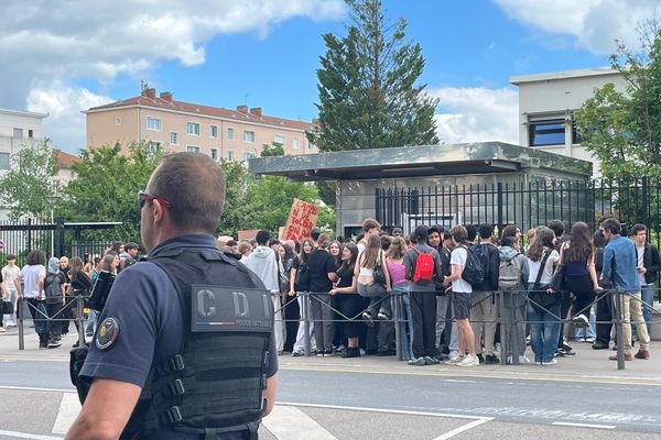 Environ 200 lycéens se sont rassemblés devant le Lycée Saint-exupéry à Lyon pour dire non à l'extrême droite.