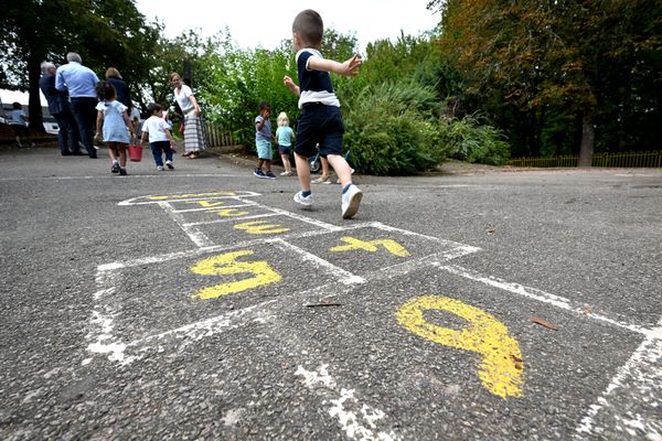 Les enfants profitaient de leur récréation, lorsque deux personnes ont lancé des bonbons dans la cour de récré. (Photo d'illustration)