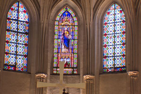 Montélimar : appel aux dons pour la restauration des vitraux de la collégiale Sainte-Croix. Les trois vitraux de la nef doivent faire partie de l'opération de restauration - 28/11/23