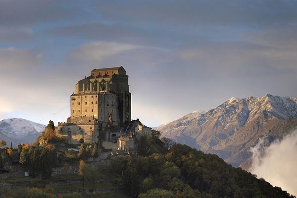 L’abbaye Saint-Michel-de-la-Cluse (Sacra di San Michele) dans le Piemont.